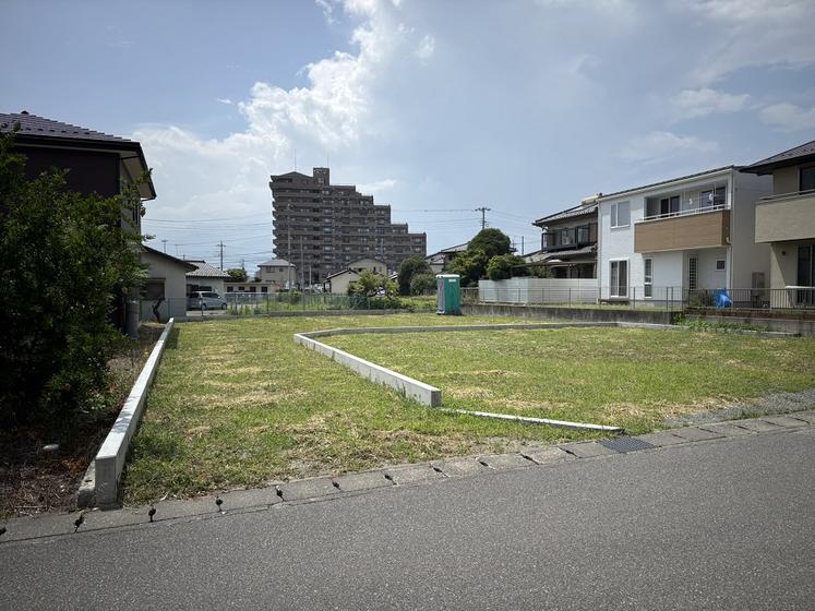 新規分譲地2区画（①区画は建売住宅計画進行中）
販売価格￥1,112万円（地積：229.79㎡・69.51坪）建築条件付き
周辺には生活に便利な商業施設が多数あり。住居に適した閑静な住宅街に位置し日当たり良好な敷地は成型も良く無駄のない建物配置計画が可能です。ご希望に合った間取りプランをご提案いたします。（プラン作成費は無料です）
甲府市立池田小学校・甲府市立西中学校学区のイメージ1