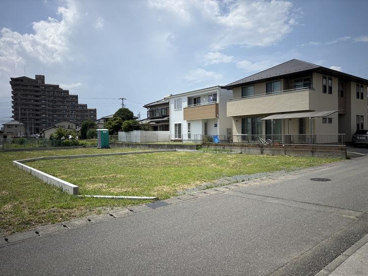 新規分譲地2区画（①区画は建売住宅計画進行中）
販売価格￥1,112万円（地積：229.79㎡・69.51坪）建築条件付き
周辺には生活に便利な商業施設が多数あり。住居に適した閑静な住宅街に位置し日当たり良好な敷地は成型も良く無駄のない建物配置計画が可能です。ご希望に合った間取りプランをご提案いたします。（プラン作成費は無料です）
甲府市立池田小学校・甲府市立西中学校学区のイメージ4