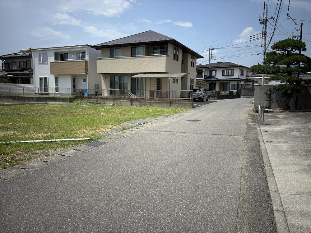 新規分譲地2区画（①区画は建売住宅計画進行中）
販売価格￥1,112万円（地積：229.79㎡・69.51坪）建築条件付き
周辺には生活に便利な商業施設が多数あり。住居に適した閑静な住宅街に位置し日当たり良好な敷地は成型も良く無駄のない建物配置計画が可能です。ご希望に合った間取りプランをご提案いたします。（プラン作成費は無料です）
甲府市立池田小学校・甲府市立西中学校学区イメージ5