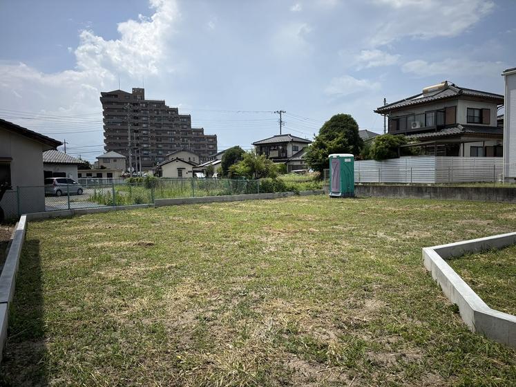 新規分譲地2区画（①区画は建売住宅計画進行中）
販売価格￥1,112万円（地積：229.79㎡・69.51坪）建築条件付き
周辺には生活に便利な商業施設が多数あり。住居に適した閑静な住宅街に位置し日当たり良好な敷地は成型も良く無駄のない建物配置計画が可能です。ご希望に合った間取りプランをご提案いたします。（プラン作成費は無料です）
甲府市立池田小学校・甲府市立西中学校学区のイメージ2