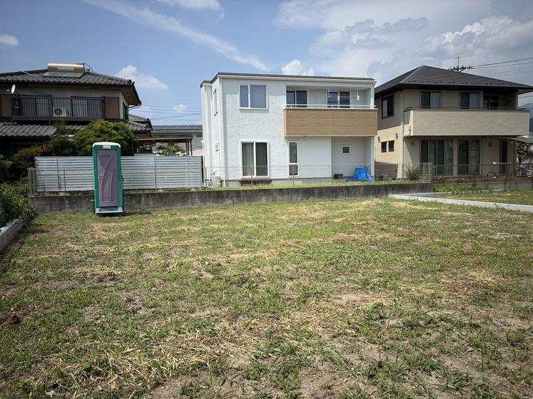 新規分譲地2区画（①区画は建売住宅計画進行中）
販売価格￥1,112万円（地積：229.79㎡・69.51坪）建築条件付き
周辺には生活に便利な商業施設が多数あり。住居に適した閑静な住宅街に位置し日当たり良好な敷地は成型も良く無駄のない建物配置計画が可能です。ご希望に合った間取りプランをご提案いたします。（プラン作成費は無料です）
甲府市立池田小学校・甲府市立西中学校学区のイメージ3