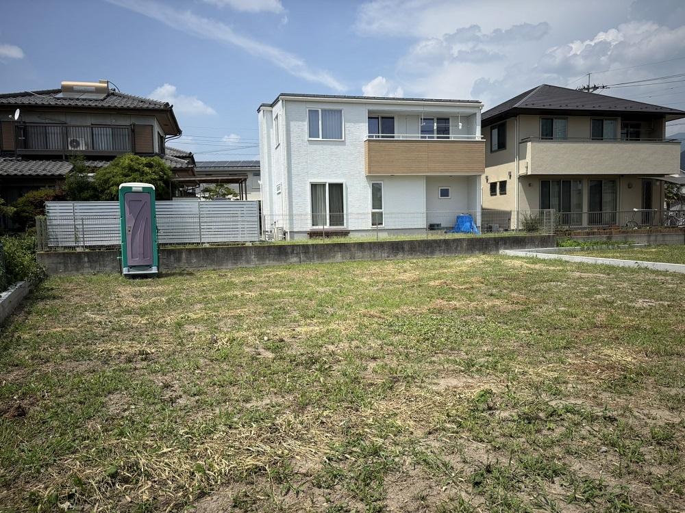 新規分譲地2区画（①区画は建売住宅計画進行中）
販売価格￥1,112万円（地積：229.79㎡・69.51坪）建築条件付き
周辺には生活に便利な商業施設が多数あり。住居に適した閑静な住宅街に位置し日当たり良好な敷地は成型も良く無駄のない建物配置計画が可能です。ご希望に合った間取りプランをご提案いたします。（プラン作成費は無料です）
甲府市立池田小学校・甲府市立西中学校学区イメージ3