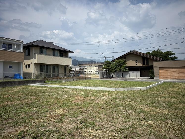 新規分譲地2区画（①区画は建売住宅計画進行中）
販売価格￥1,112万円（地積：229.79㎡・69.51坪）建築条件付き
周辺には生活に便利な商業施設が多数あり。住居に適した閑静な住宅街に位置し日当たり良好な敷地は成型も良く無駄のない建物配置計画が可能です。ご希望に合った間取りプランをご提案いたします。（プラン作成費は無料です）
甲府市立池田小学校・甲府市立西中学校学区のイメージ6