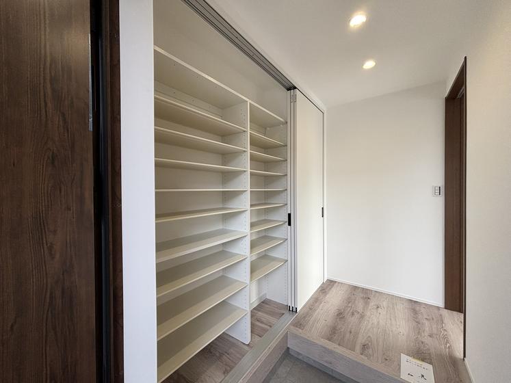 土地+建物（3LDK)+外構工事及び付帯設備含む総額￥3,678万円
立地条件：土地成型が良く駐車がスムーズな配置計画で日当たり良好な閑静な住宅地
建物のポイント：新築建売住宅　長期優良住宅認定・耐震性能は国内最高等級の3取得のイメージ11